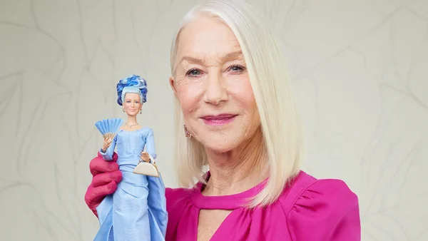 Actrice Helen Mirren houdt haar eigen Barbie vast