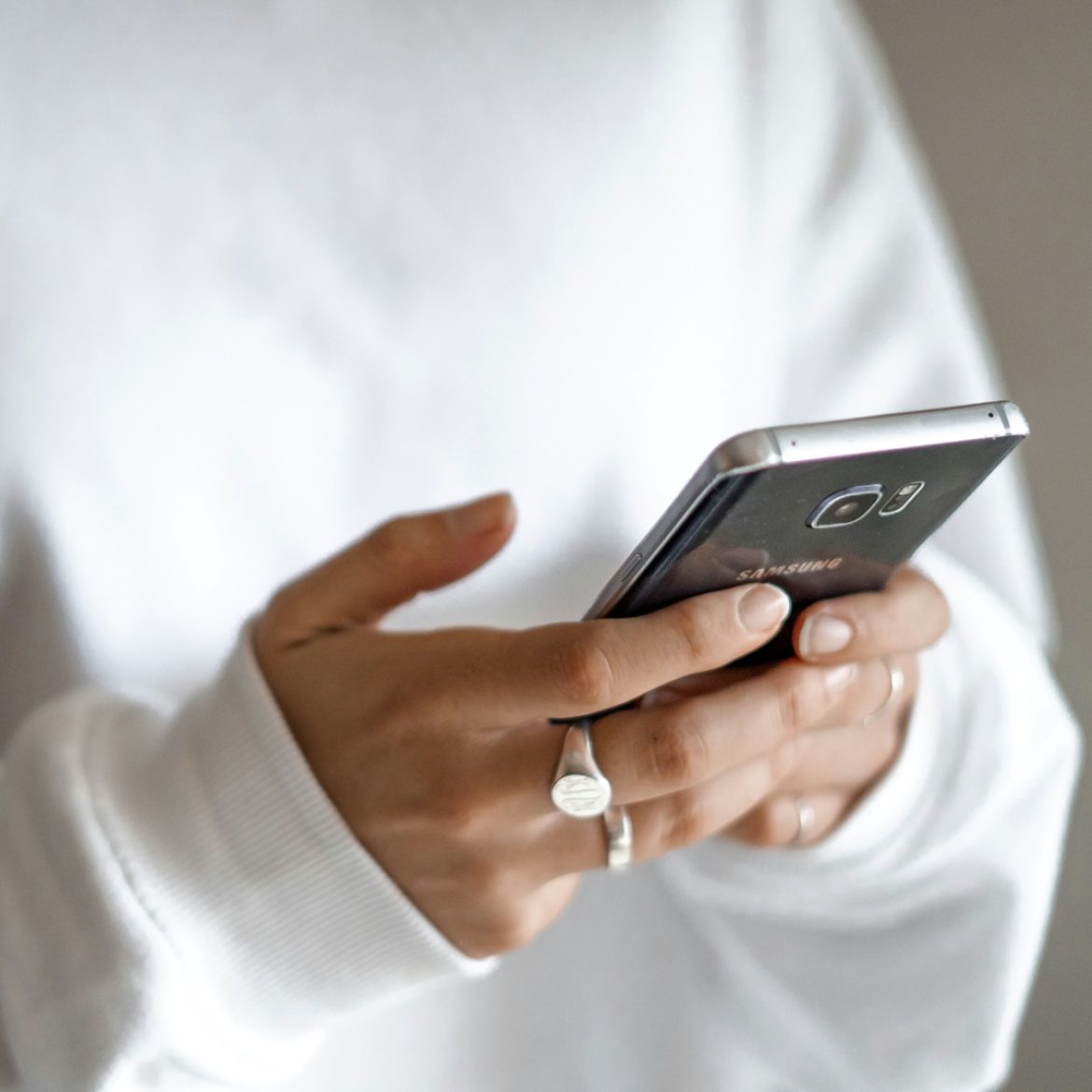 vrouw met telefoon in handen