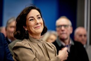 Thumbnail voor Femke Halsema reageert op persiflage van Hans Teeuwen: 'Mijn haar zit echt beter'