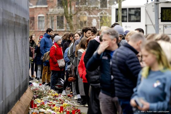 Lange rij bij Russische ambassade Den Haag na oproep tot protest