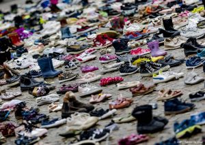 Thumbnail voor Duizenden schoentjes op Vredenburg voor omgekomen kinderen Gaza