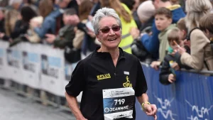 Thumbnail voor Jeannine (70) rent wereldrecord halve marathon: ‘Niet zeuren, dóórlopen’