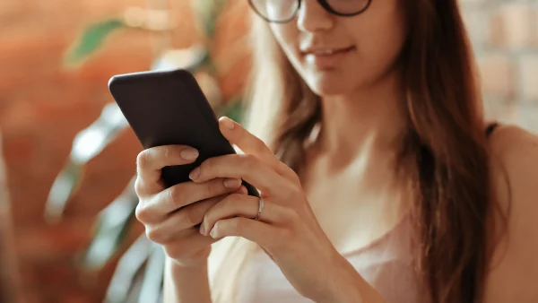 vrouw met een telefoon