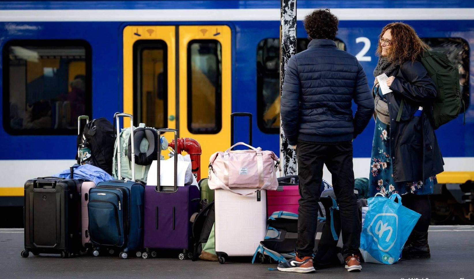 Mensen wachten op trein