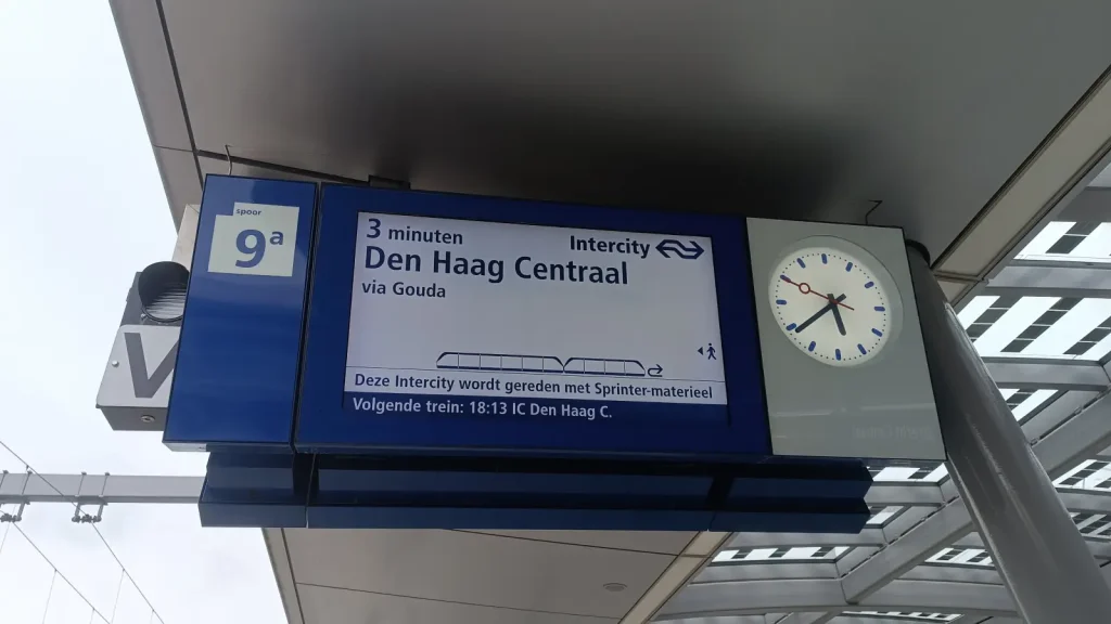 NS bord op het station met poppetje in de rechterhoek