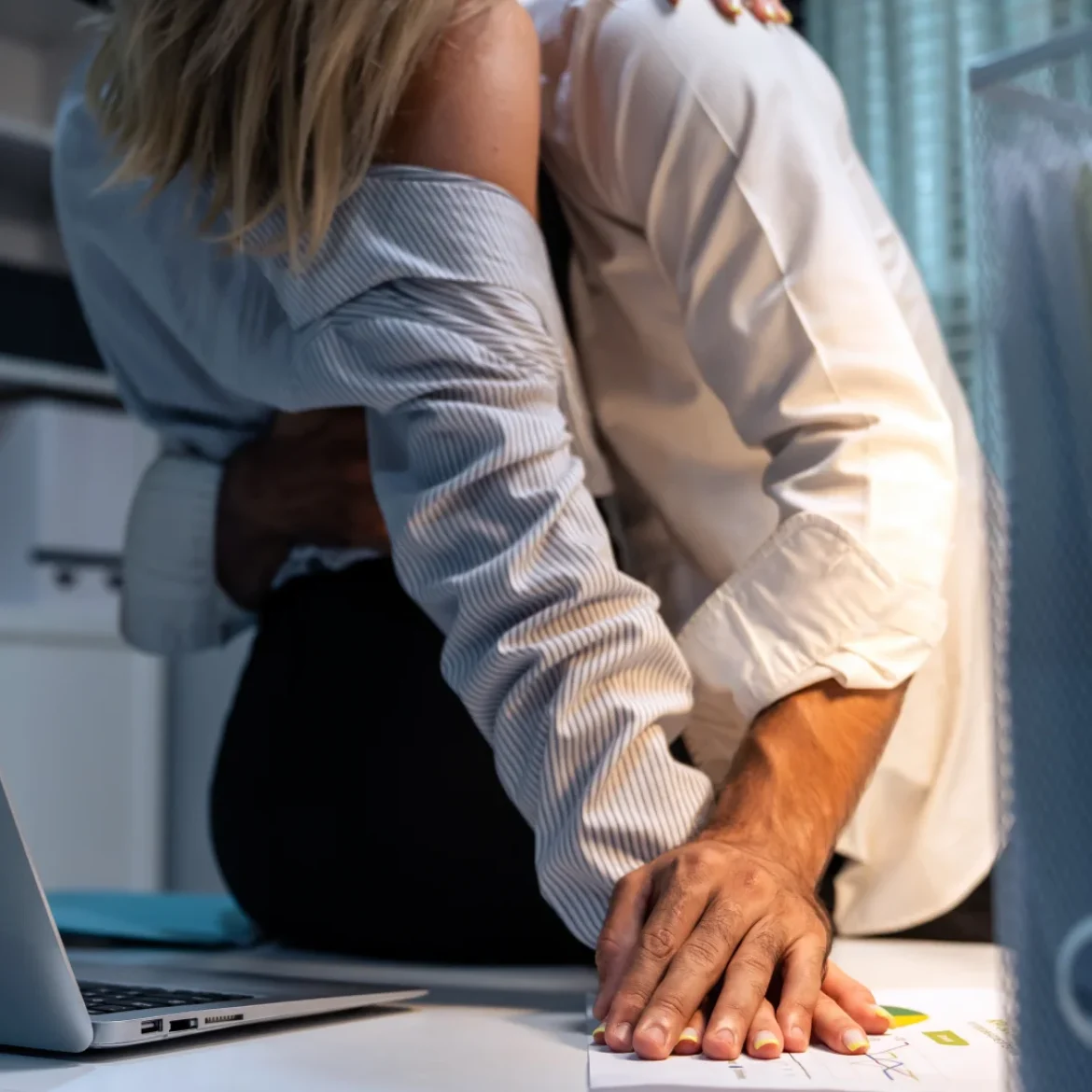 Katrina en vriend op haar bureau