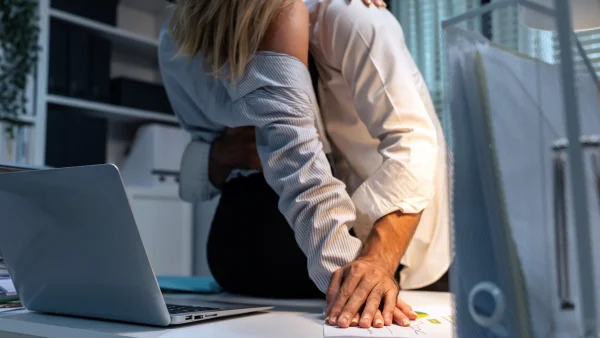 Katrina en vriend op haar bureau