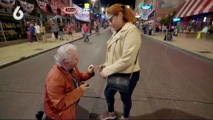 Thumbnail voor Wim vraagt Bella voor de tweede keer ten huwelijk in 'Steenrijk, Straatarm': 'Ik ben zo blij'