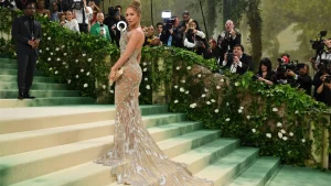 Thumbnail voor Uit zóveel kralen bestond de jurk die Jennifer Lopez droeg naar het Met Gala
