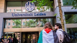 Thumbnail voor Betogers bezetten pand Universiteit Leiden in Den Haag
