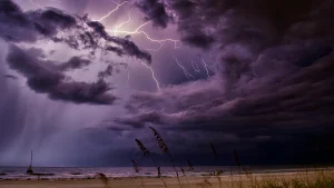 Thumbnail voor Code geel voor delen van Nederland: onweer, pittige (hagel)buien en zware windstoten verwacht