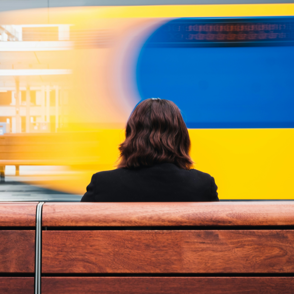 Trein fried chicken: deze TikTokker gaat viral met video waarin ze kip bakt in de trein