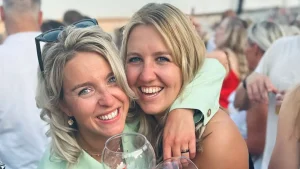 Thumbnail voor Lizzy (27) ontmoette haar beste vriendin op de kermis: 'Een botsing veranderde in een vriendschap''