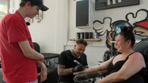 Thumbnail voor Tattooverwijdering betekent veel voor moeder en zoon in 'Steenrijk, Straatarm': 'Echt een mooi begin'