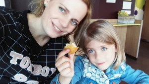 Thumbnail voor Annicks dochter Fleur (6) overleed door ongeluk met een grasmaaier: 'Ik stortte in'