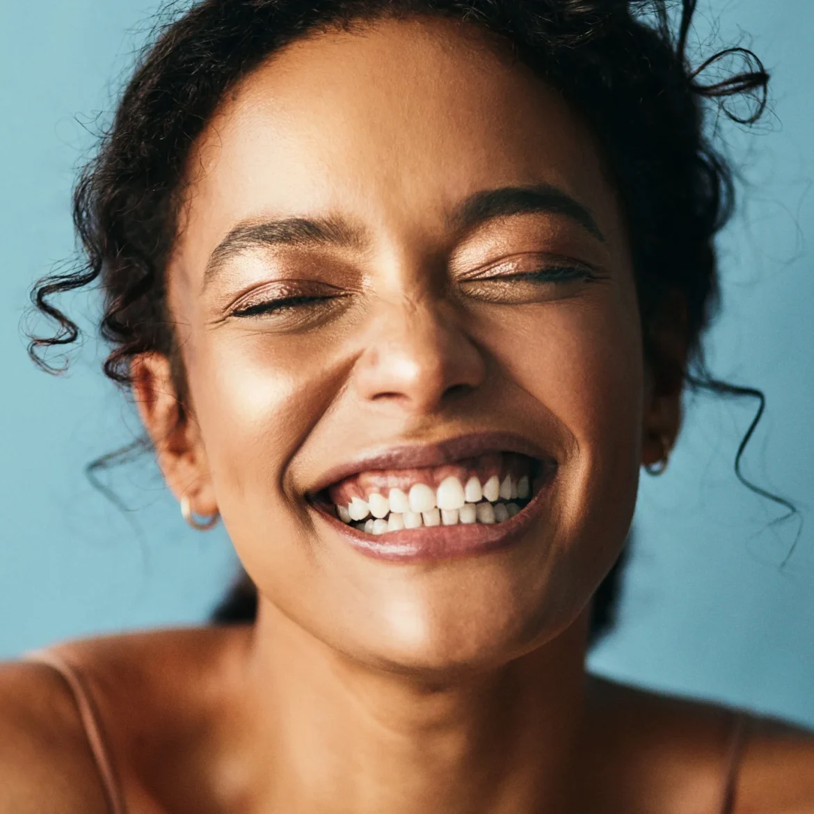 Vrouw met beautyproducten voor de zomer