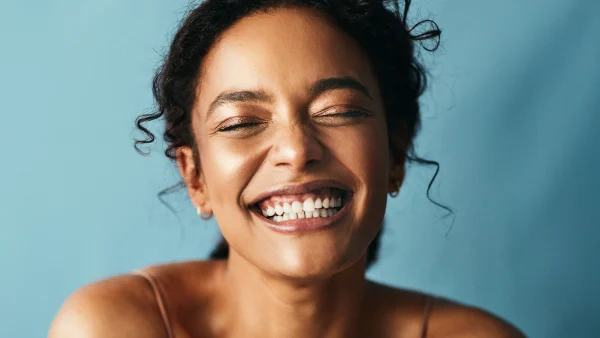 Vrouw met beautyproducten voor de zomer