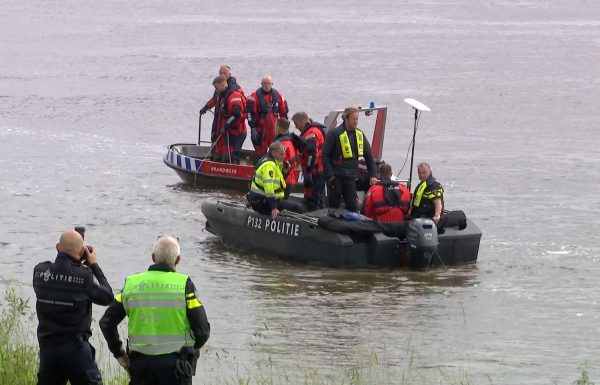 Politie staakt zoektocht naar drenkelingen Venlo, maandag verder