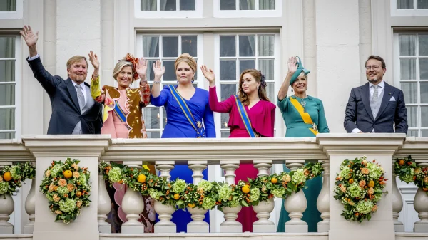 Koning Willem-Alexander, koningin Maxima, kroonprinses Amalia, prinses Alexia, prinses Laurentien, prins Constantijn zwaaien vanaf het balkon van Paleis Noordeinde