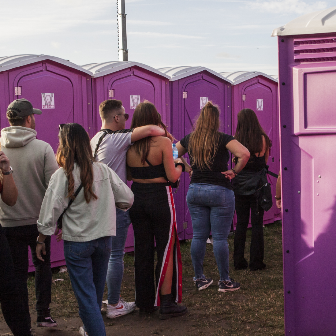 In de rij voor het toilet