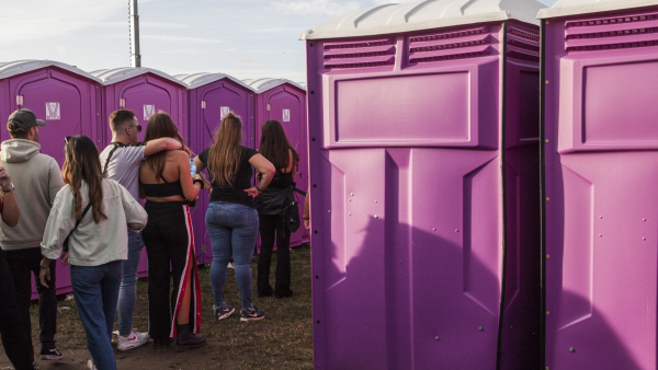 In de rij voor het toilet