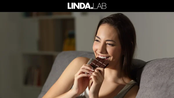 Vrouw eet chocolade