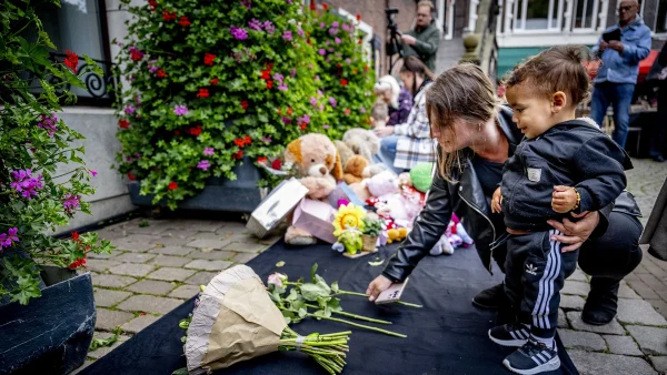 bloemen bij huis mishandeld meisje Vlaardingen