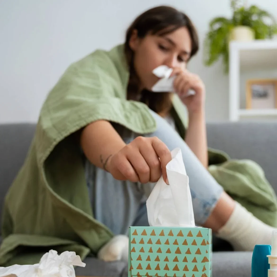 Vrouw niest vanwege hooikoorts