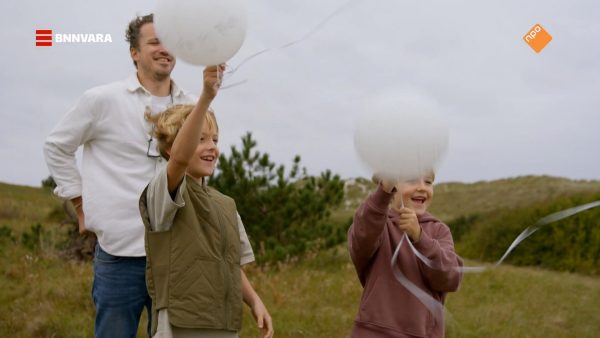 Woes, Pia, Boet en Bos laten een ballon op voor tweelingzusje Pup in 'Leven naast de dood'