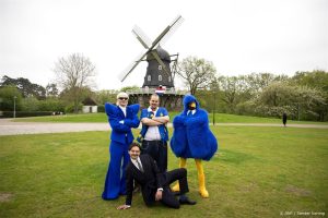 Thumbnail voor Hoog en droog: Joost Klein en vrienden promoten single in luchtballon