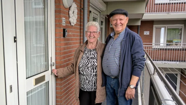 Piet en Harmke openen samen de deur van Harmke's woning waar ze samen gaan wonen