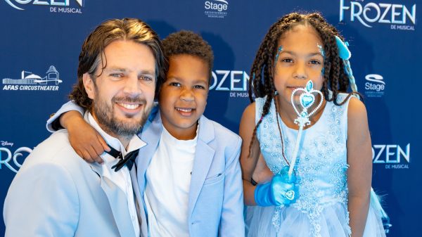 Renze Klamer op de blauwe loper met zijn kinderen Naomi en Ezra.