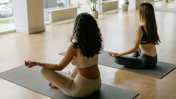 Twee vrouwen in mediteren in zen-boeddhisme | retraite