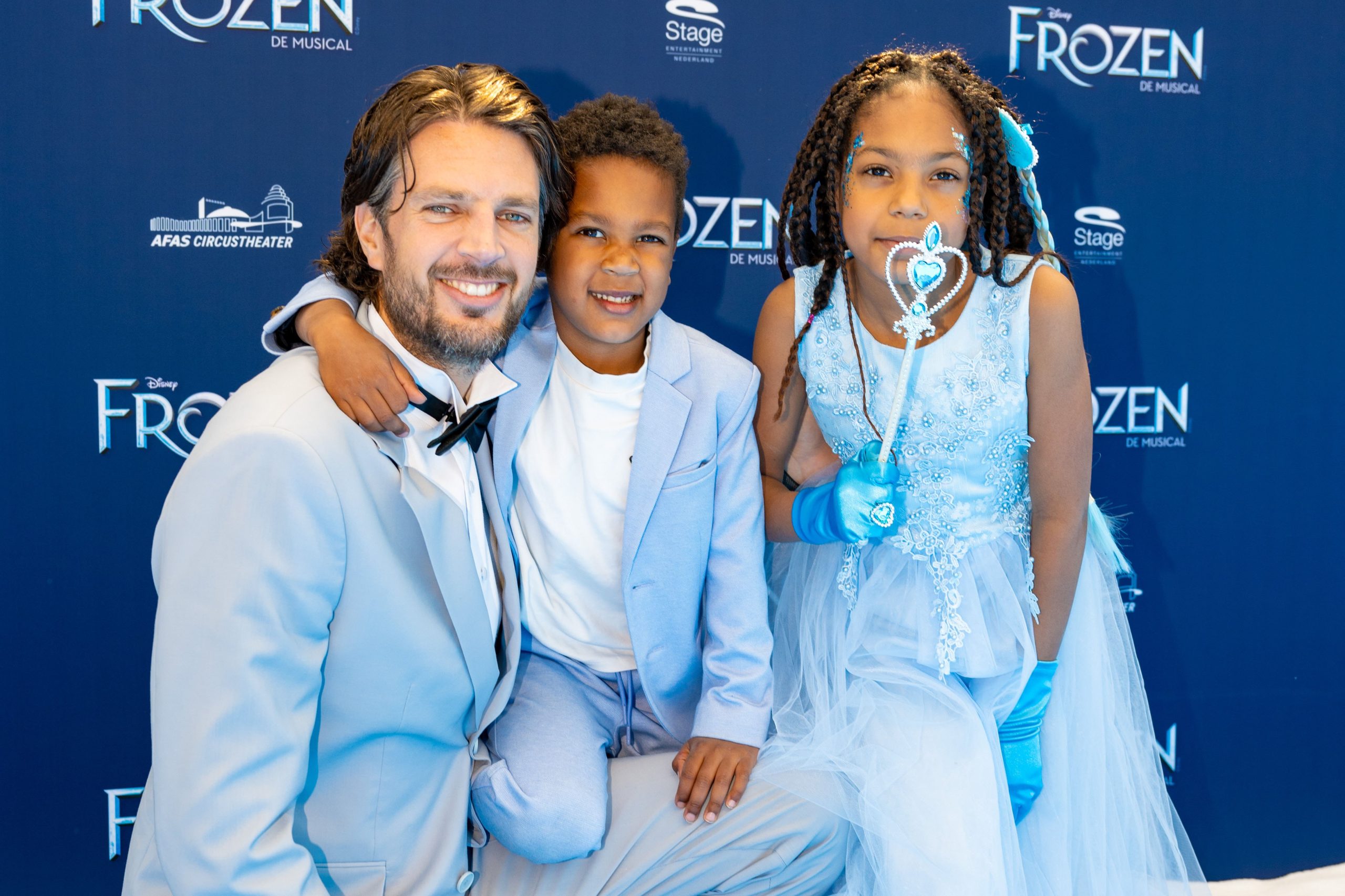 Renze Klamer met zijn kinderen Ezra en Naomi op de blauwe loper van Frozen.