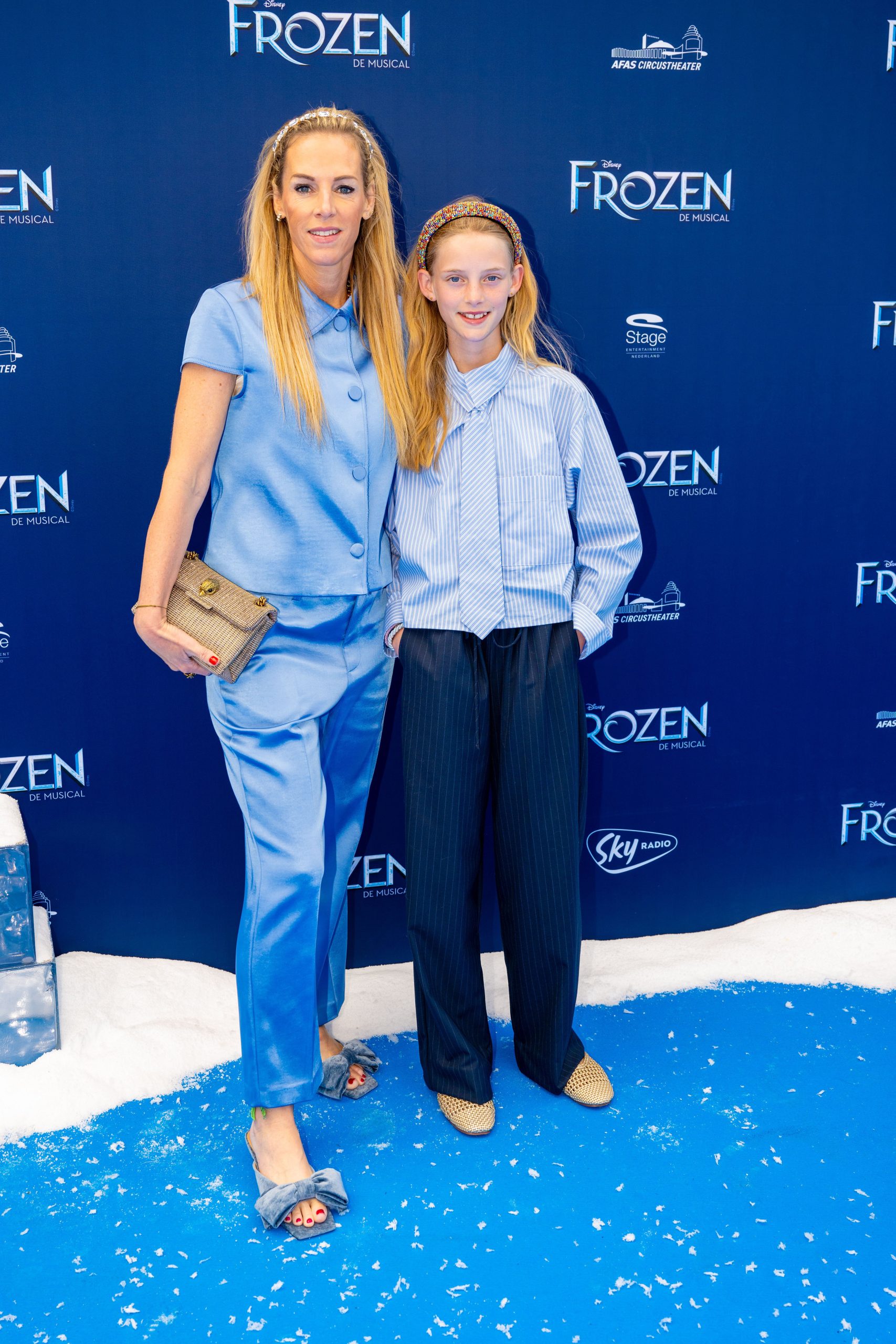 Roos Reedijk met dochter Bien op de blauwe loper van Frozen. 