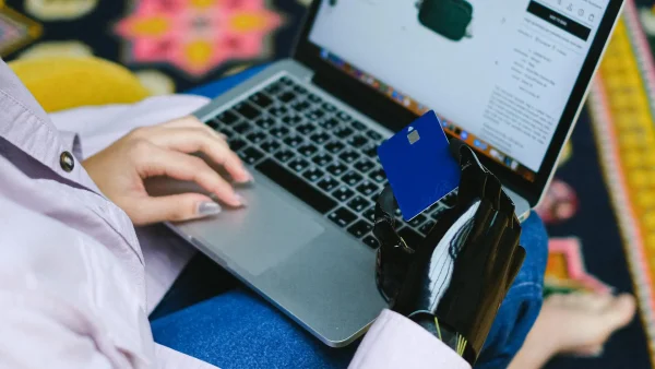 Vrouw betaalt met een creditcard in een webshop