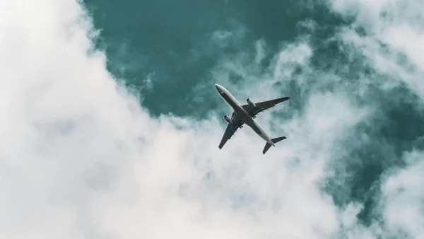 Vliegtuig in een bewolkte lucht
