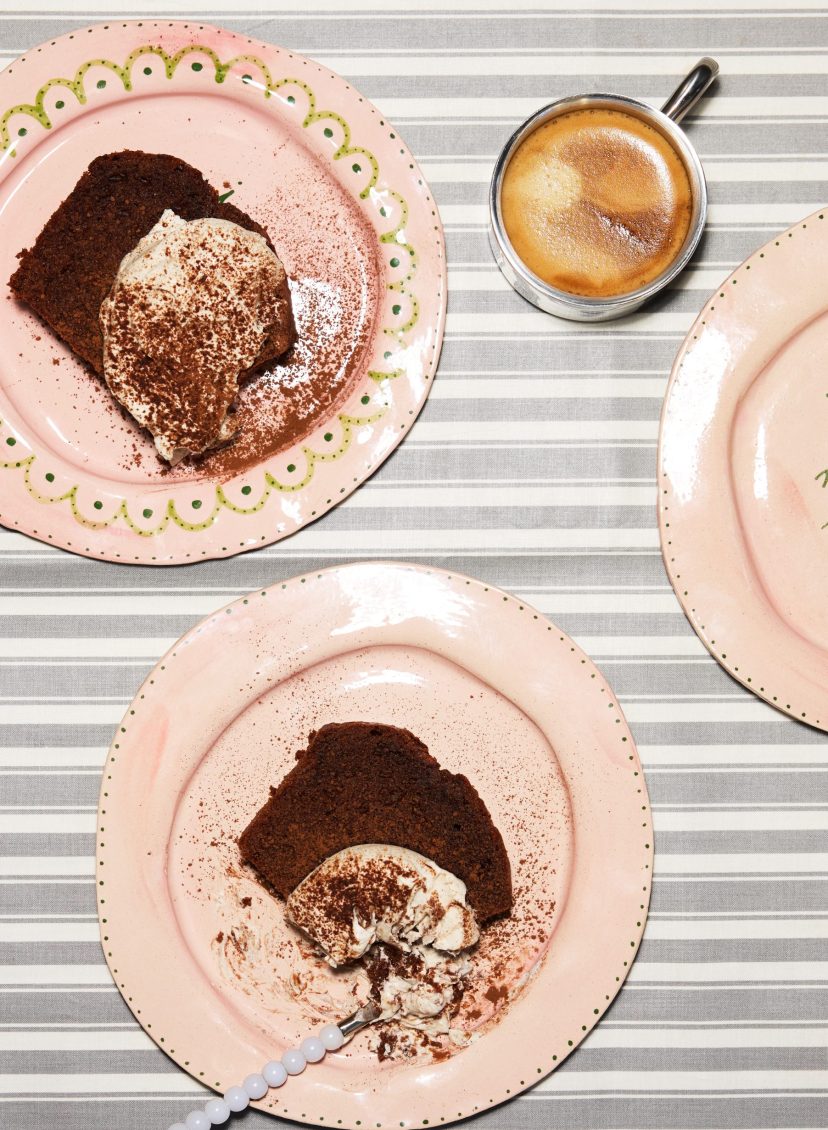 Pien laat haar chocolade-olijfoliecake met espresso-mascarponecrème zien