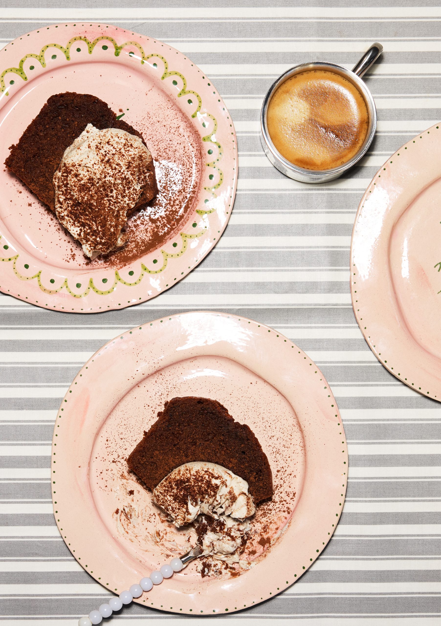 Pien laat haar chocolade-olijfoliecake met espresso-mascarponecrème zien