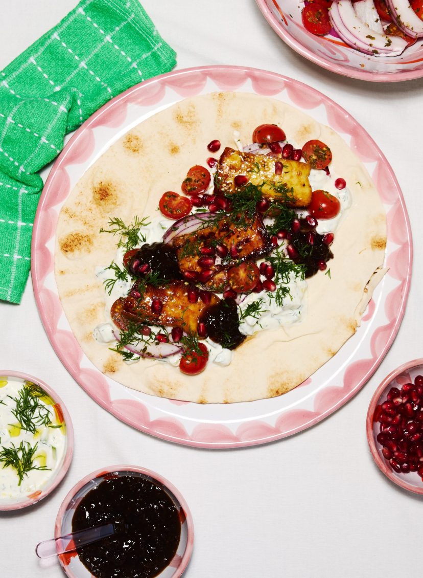 Pien laat haar libanees flatbread met halloumi, tzatziki, granaatappel en vijgenjam zien