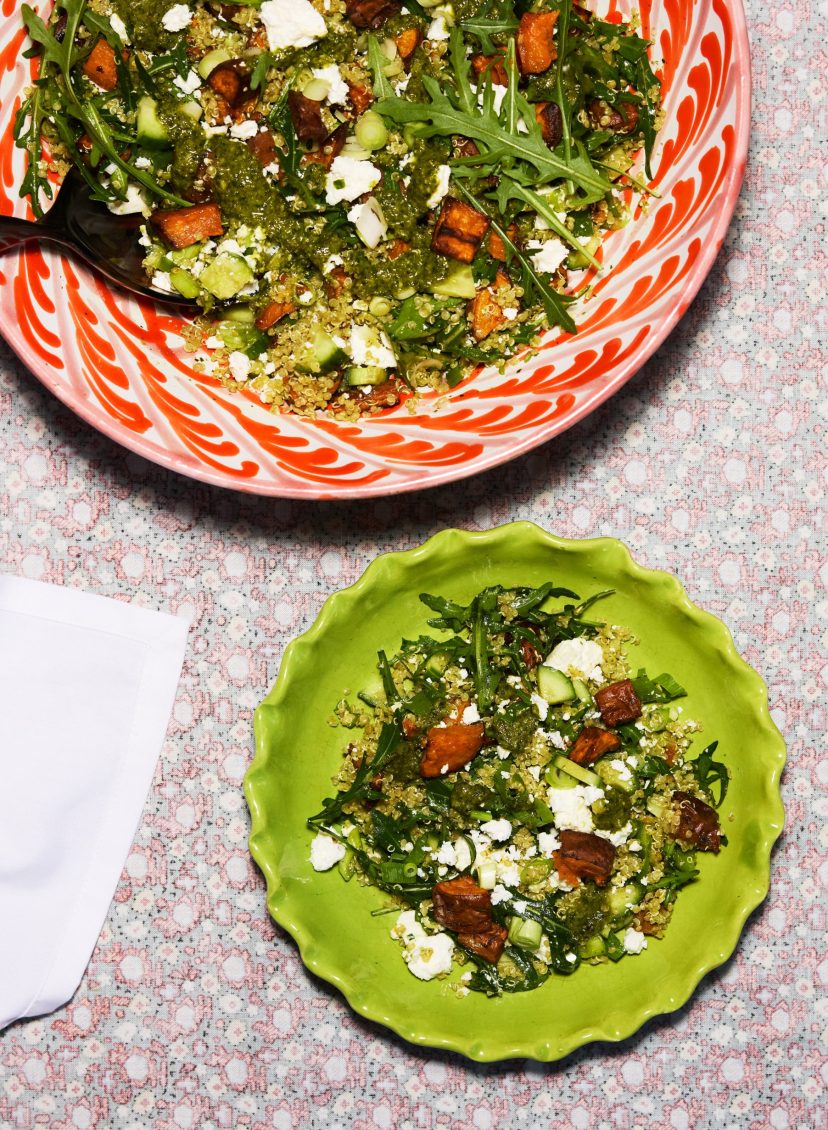 Pien laat haar quinoasalade met zoete aardappel, muntpesto en feta zien