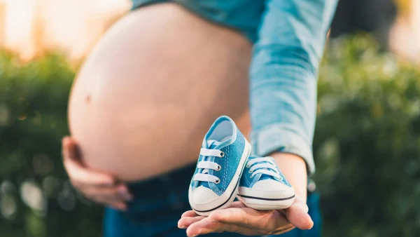 Babybuik met blauwe schoentjes | Gender reveal