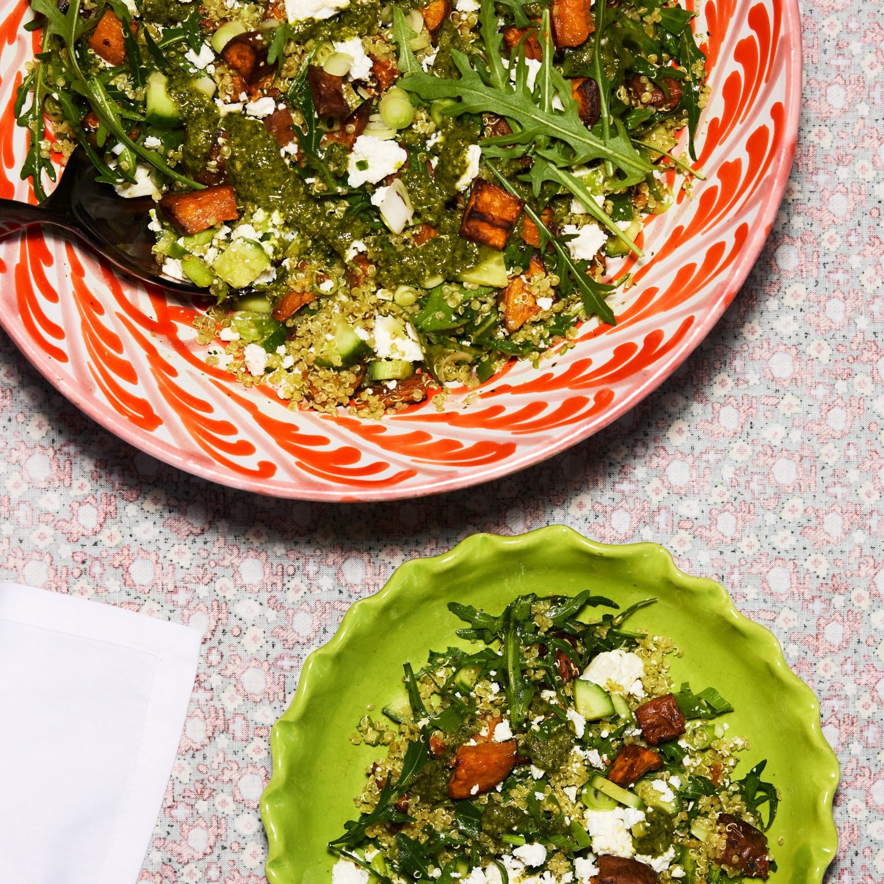 Pien laat haar quinoasalade met zoete aardappel, muntpesto en feta zien