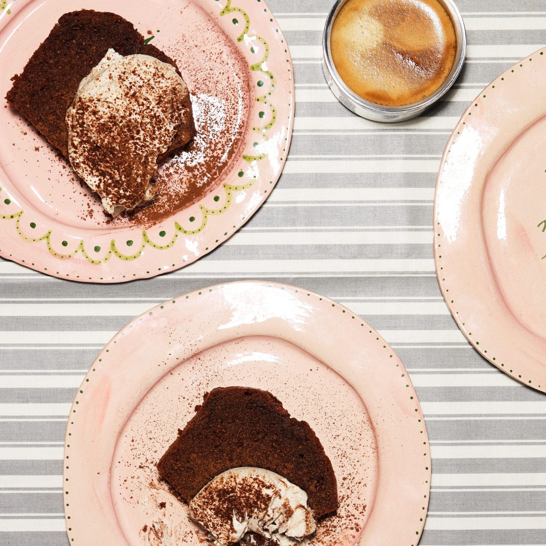 Pien laat haar chocolade-olijfoliecake met espresso-mascarponecrème zien