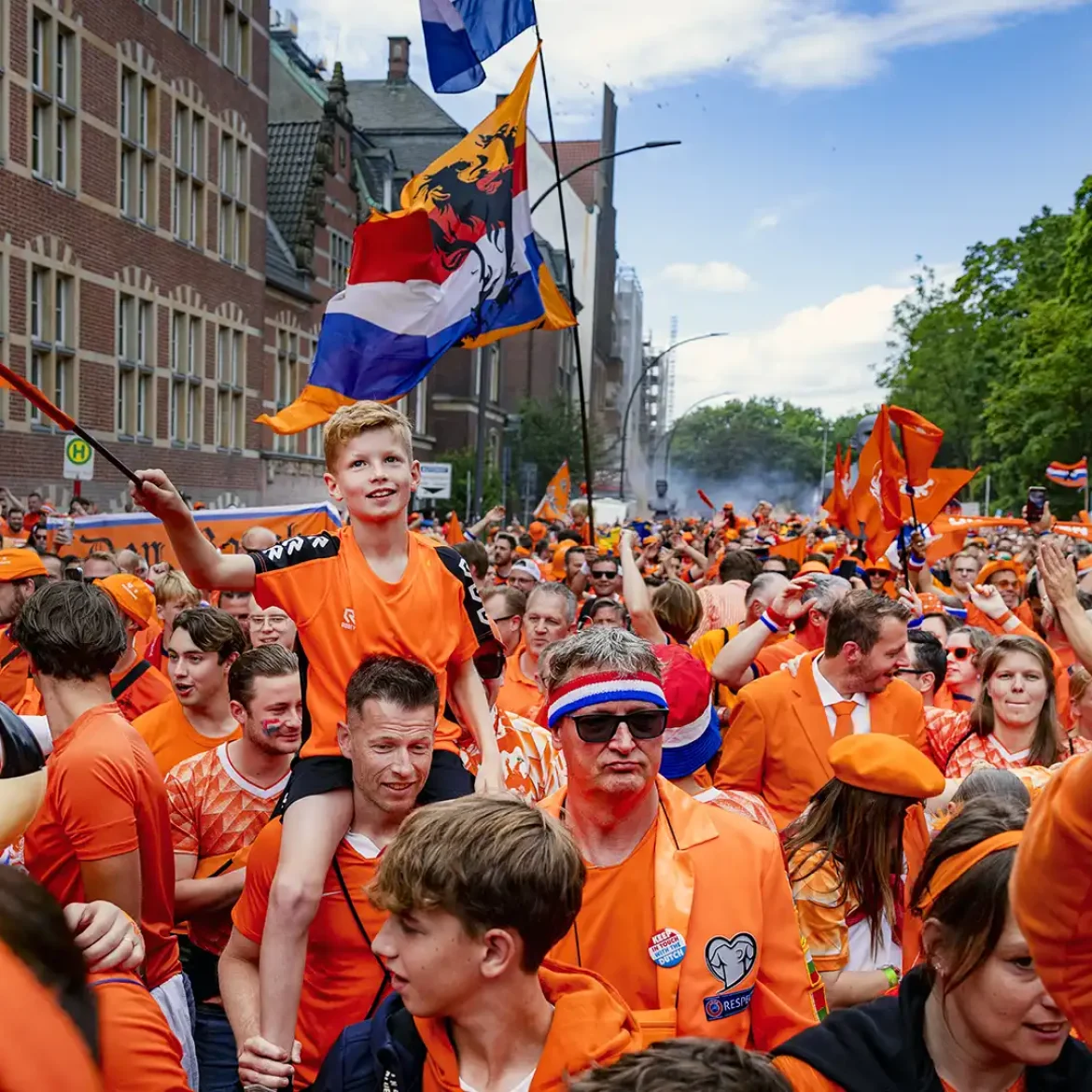 Oranjefans in Hamburg tijdens het EK