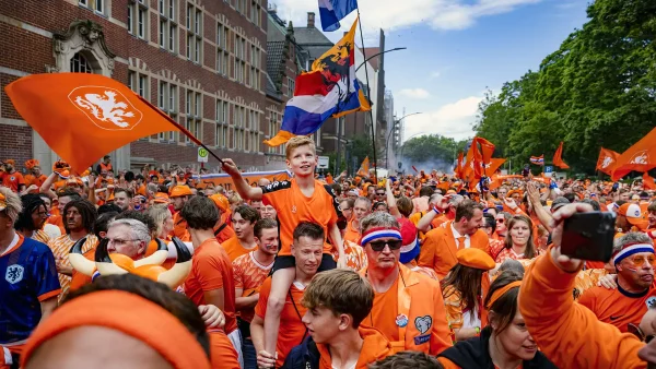 Oranjefans in Hamburg tijdens het EK