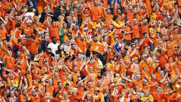 Fans tijdens de eerste wedstrijd van het Nederlands Elftal in Hamburg