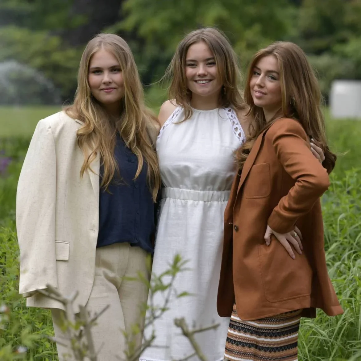 Prinsessen van links naar rechts: Amalia, Alexia en Ariane tijdens de zomershoot 2024