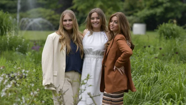 Prinsessen van links naar rechts: Amalia, Alexia en Ariane tijdens de zomershoot 2024