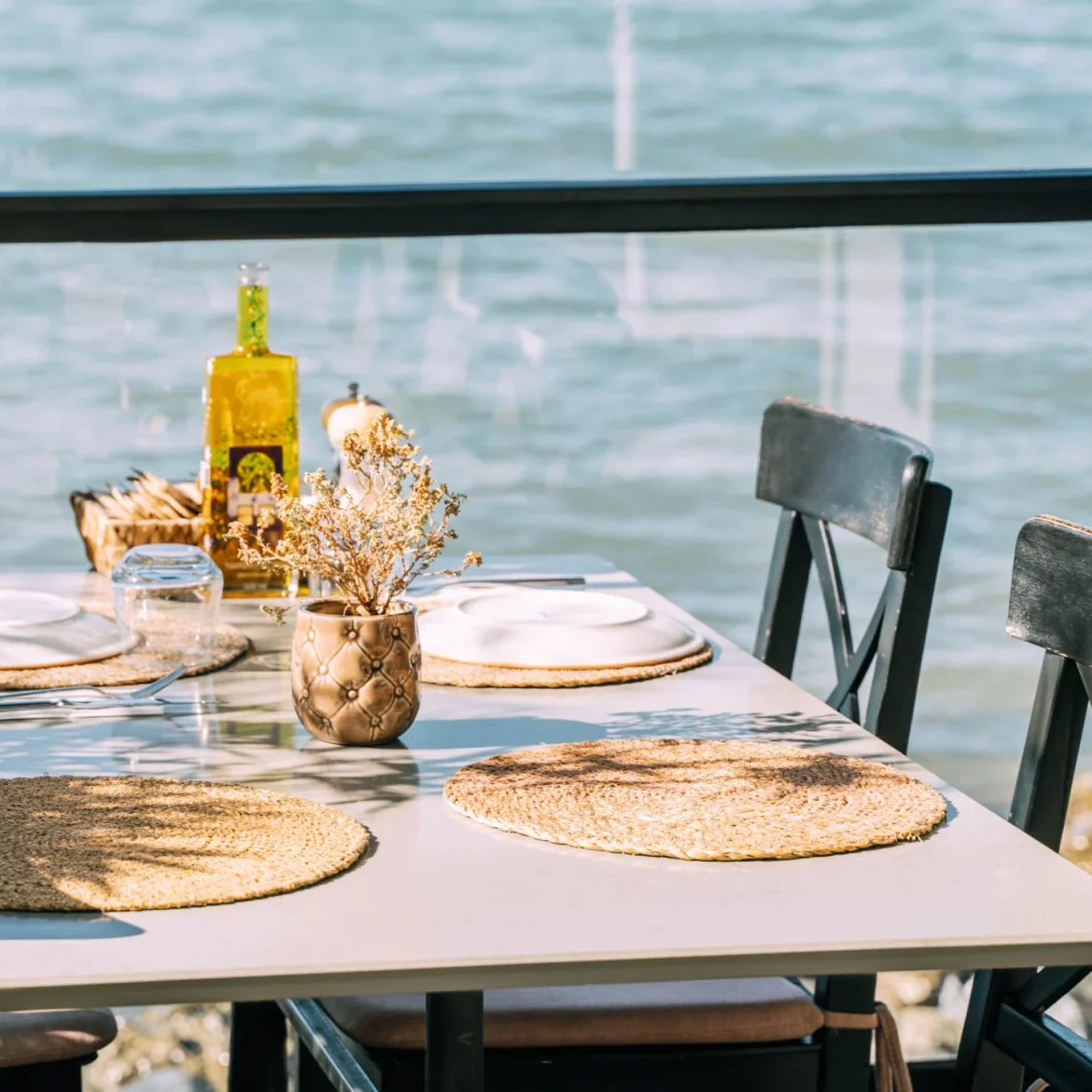 Terras aan het water